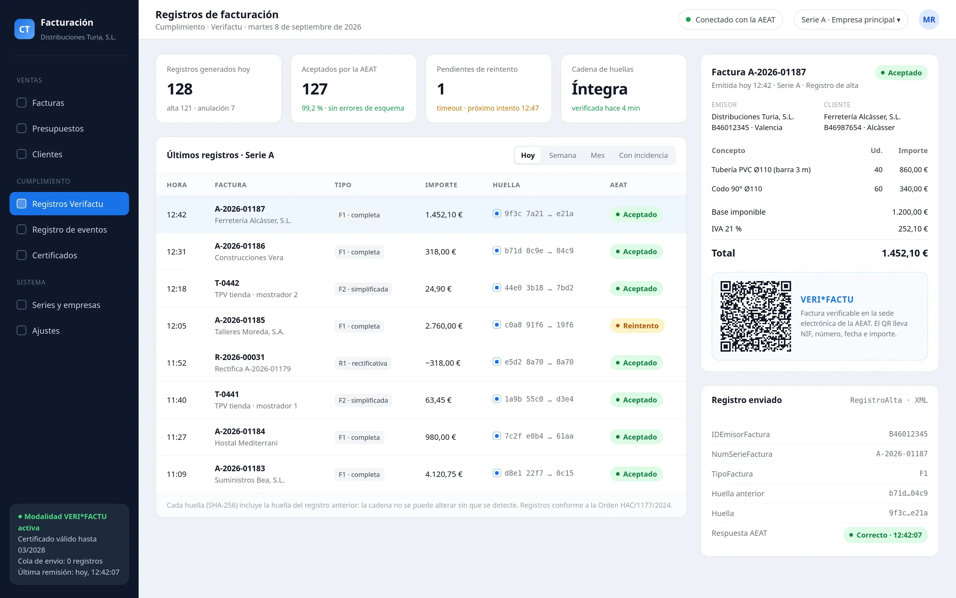 Panel de registros Verifactu: registros encadenados con su huella y su estado en la AEAT, y una factura con su código QR